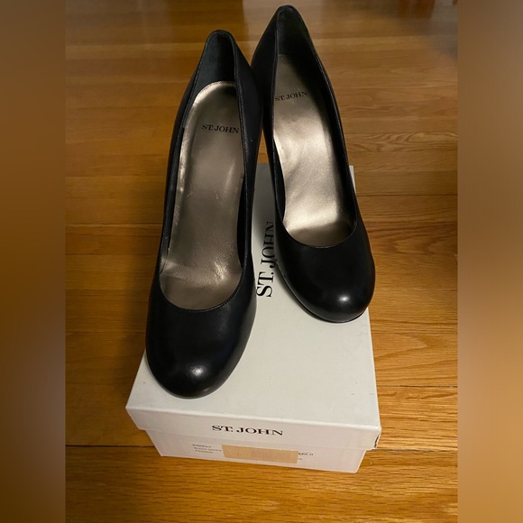 St. John black leather round toe heels with wood grain heel womens shoes size 8 - Picture 2 of 5